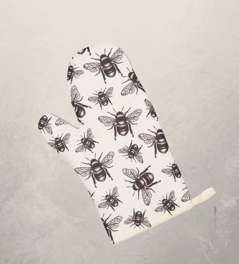 Honey Bee Heat-Resistant Oven Mitt – Right-Handed 1